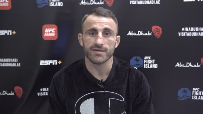 Juara kelas bulu UFC, Alexander Volkanovski