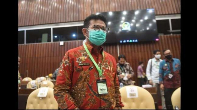 Menteri Pertanian Syahrul Yasin Limpo pakai kalung bertuliskan antivirus corona