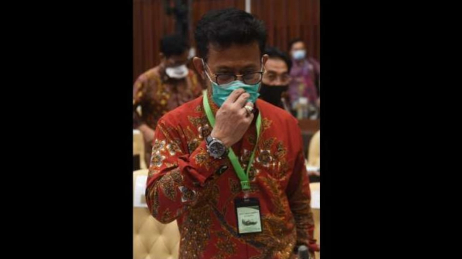 Menteri Pertanian Syahrul Yasin Limpo pakai kalung bertuliskan anti virus corona