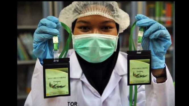 Kalung bertuliskan anti virus corona hasil pengolahan laboratorium nano teknologi di Balitbangtan, Balai Besar Litbang Pascapanen Pertanian, Cimanggu, Kota Bogor, Jawa Barat.