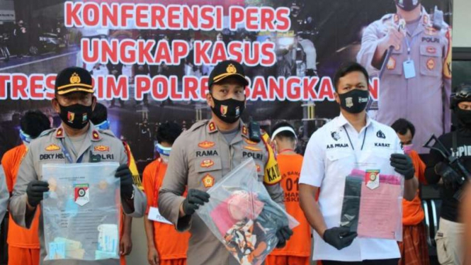 Polisi menunjukkan para tersangka pemerkosaan di Markas Polres Bangkalan, Madura