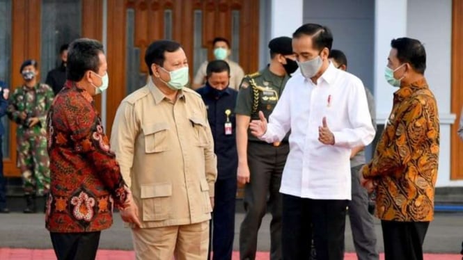 Presiden Jokowi saat akan bertolak ke Kalteng didampingi Menhan Prabowo.