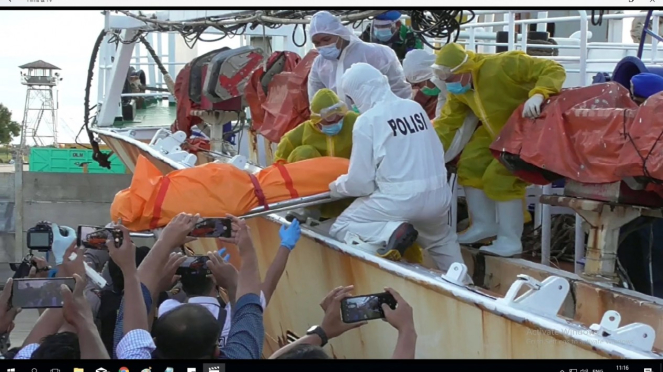Tangkapan Layar Jenazah ABK WNI Dievakuasi Dari Kapal Ikan Berbendera China
