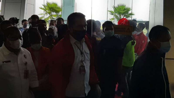 Tersangka pembobolan bank BNI Maria Pauline tiba di Bandara Soetta.