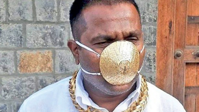 Pria India pakai masker emas