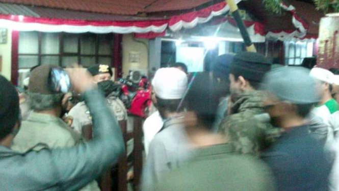 Ormas Islam datangi kantor Polres Pelabuhan Makassar.