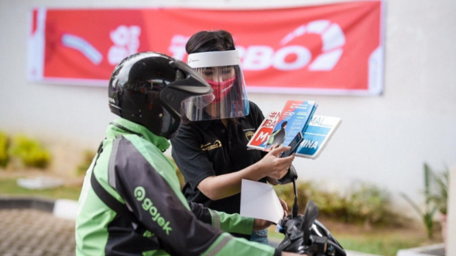 Ojek online isi bensin. (FOTO: Pertamina)