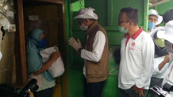 Ketua Relawan Indonesia Bersatu Lawan Covid-19, Sandiaga Salahuddin Uno, saat membagikan ratusan paket sembako kepada sejumlah warga terdampak COVID-19 di Depok, Jumat, 10 Juli 2020.