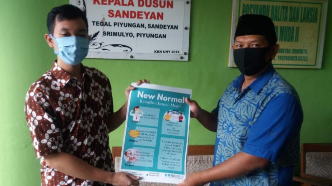 Bima (kiri) dan Kepala Dusun Sandeyan Bapak Aris (kanan)