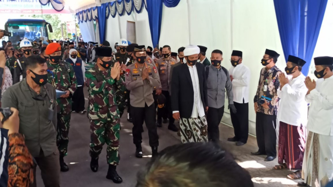 Panglima TNI Marsekal Hadi Tjahjanto dan Kapolrsi Jenderal Idham Aziz di Pesantren Subulul Huda, Kembang Sawit, Kabupaten Madiun, Jawa Timur, pada Jumat, 10 Juli 2020.