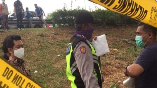 Polisi olah TKP penemuan jenazah di pinggir jalan tol