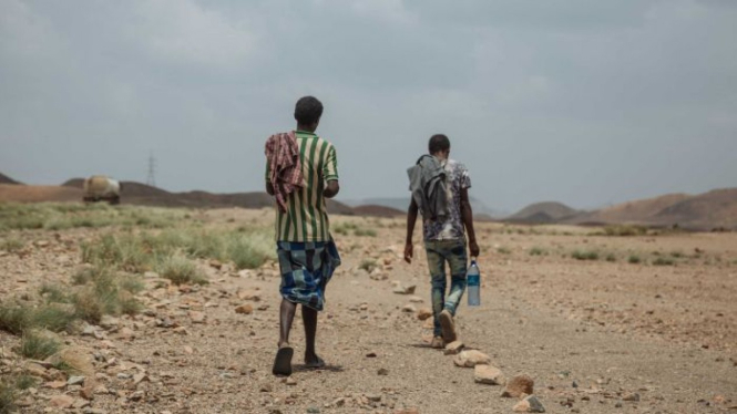 Sepasang migran Ethiopia berjalan di Lac Assal, sebuah danau air asin sekitar 120 km barat ibu kota Djibouti, dalam perjalanan mereka ke kota pelabuhan Obock di mana mereka berharap untuk naik perahu menyeberangi Teluk Aden. Somalia 2017.