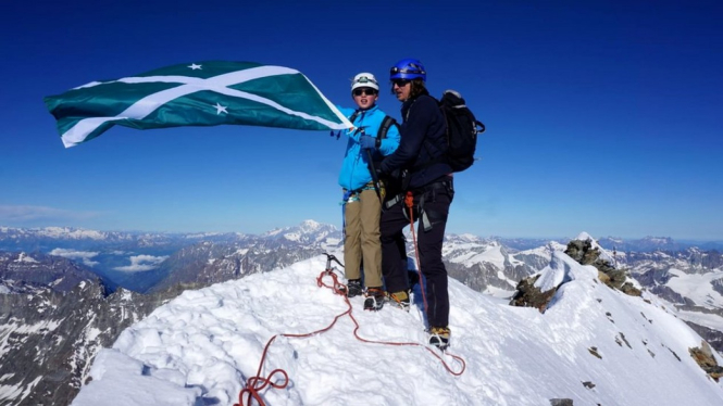 Jules Molyneaux, menaklukkan Matterhorn bersama ayahnya dan mengibarkan bendera sekolahnya.-CHRIS MOLYNEAUX


