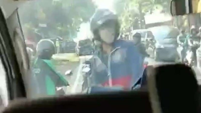 Seorang pengendara motor nekat mengadang dan menghardik pengemudi mobil ambulans di Depok, Jawa Barat, pada Sabtu siang, 11 Juli 2020.