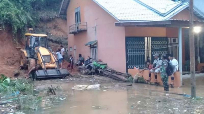 Ribuan rumah warga di Kabupaten Melawi, Kalimantan Barat, terendam banjir dan lalu lintas jalan darat terpusat pada Sabtu, 11 Juli 2020.