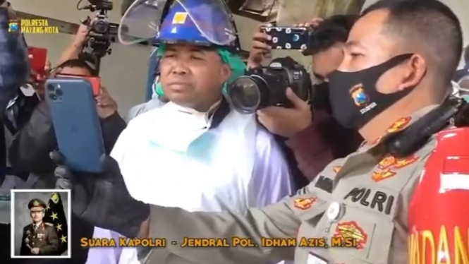 Kepala Polri Jenderal Polisi Idham Azis menghubungi langsung melalui video call seorang polisi yang menjadi relawan pemulasaraan jenazah COVID-19 di Malang.