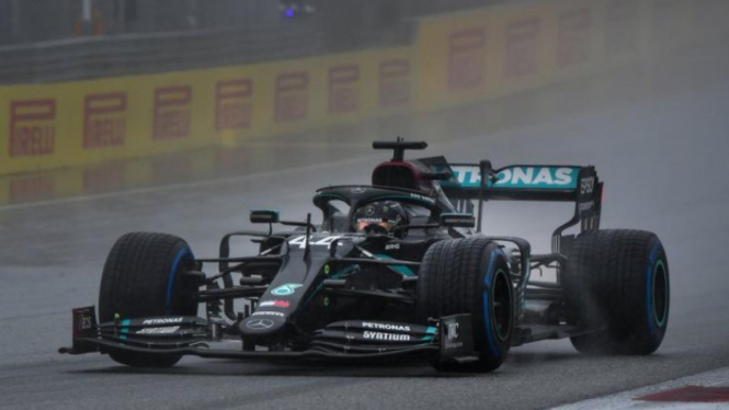 Pembalap Mercedes, Lewis Hamilton