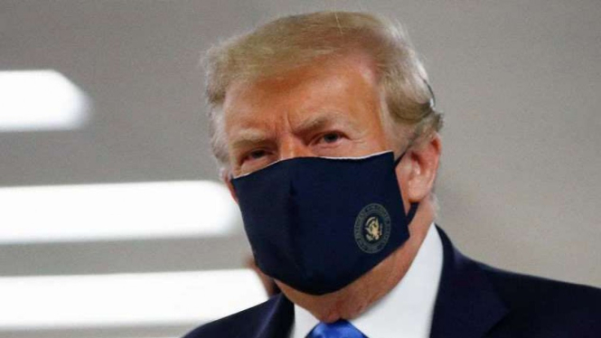 Presiden Amerika Serikat, Donald Trump, memakai masker