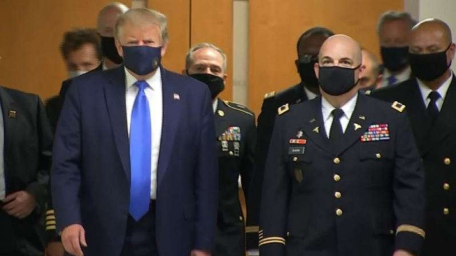 VIVA Militer: Presiden Amerika Serikat, Donald Trump, memakai masker