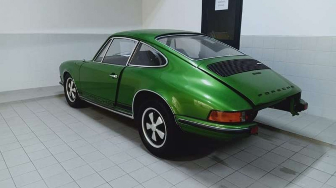 Mobil Porsche klasik dalam proses restorasi di Bengkel Resmi