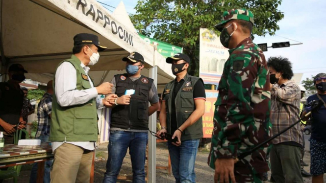 Pj Wali Kota Makassar, Rudy Djamaluddin, berkoordinasi dengan petugas lapangan.