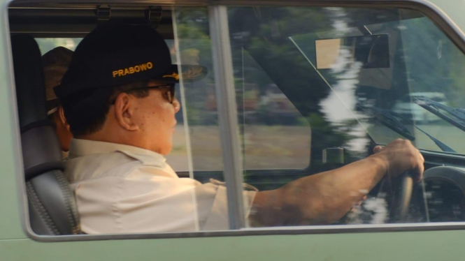 Menhan Prabowo Subianto menyetir mobil baru Pindad yang diberi nama Maung