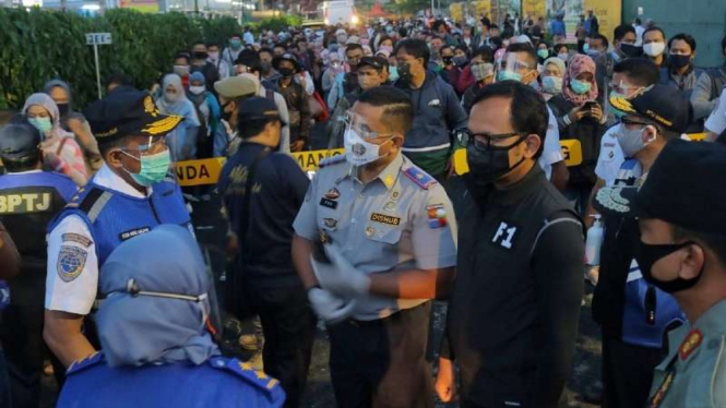 Kepadatan di Stasiun Bogor pada Senin pagi