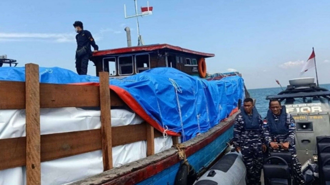 VIVA Militer: Pangamanan Kapal Berisi Pakaian Bekas Oleh Lanal Sumatera Utara