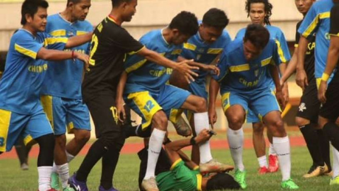 Laga tarkam di Bekasi sampai injak muka wasit