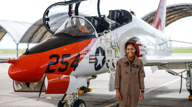VIVA Militer: Madeline Swegle, Pilot Perempuan Kulit Hitam Pertama AL Amerika