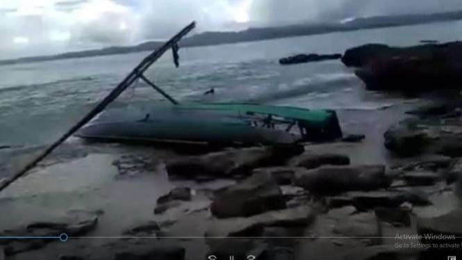 Perahu hancur dihantam ombak besar di Pantai Mincau, Simeulue, Aceh, 11 Juli 2020.