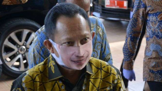 Menteri Dalam Negeri Tito Karnavian menggunakan masker wajah saat menghadiri Launching Gerakan Sejuta Masker di Kabupaten Gowa, Sulawesi Selatan, Rabu (8/7/2020). 