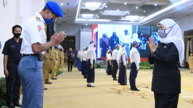 Gubernur Jatim Khofifah Indar Parawansa membuka MPLS tahun ajaran baru.