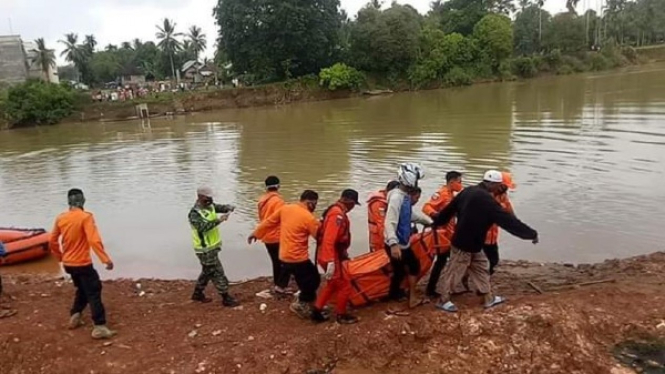 Evakuasi siswa SMP tewas tenggelam di Jambi.