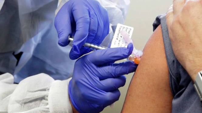 Neal Browning pernah menerima suntikan dalam uji klinis vaksin potensial untuk COVID-19 di Kaiser Permanente Washington Health Research Institute di Seattle, Amerika Serikat, Maret lalu.