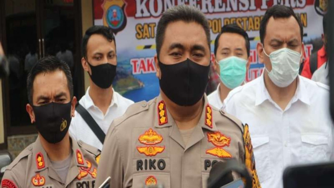 Kepala Kepolisian Resor Kota Besar Medan Kombes Pol Riko Sunarko dalam konferensi pers tentang penggerebekan praktik prostitusi di Medan, Senin, 13 Juli 2020.