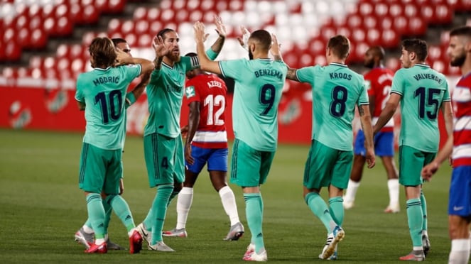 Para pemain Real Madrid merayakan gol ke gawang Granada