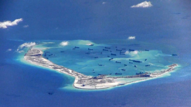 Foto dari Angkatan Laut AS menunjukkan kapal-kapal China di perairan sekitar Mischief Reef yang berada di daerah Kepulauan Spratly yang disengketakan.-Reuters

