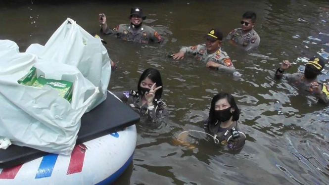 Viral para polwan menerobos banjir 2 meter di Melawi