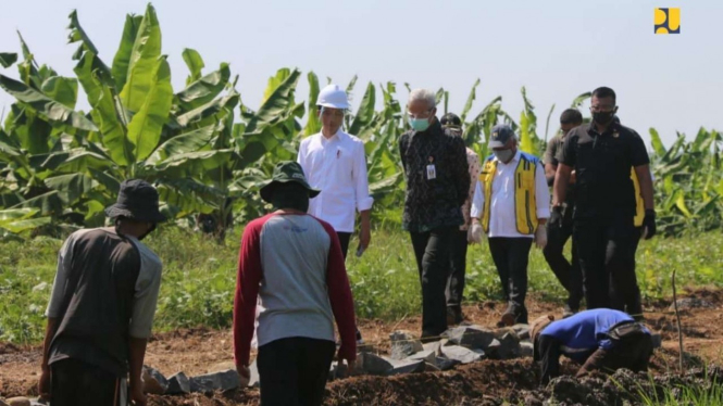 Presiden Joko Widodo didampingi Menteri PUPR Basuki Hadimuljono mengunjungi lokasi P3-TGAI di Desa Ketanggan, Kabupaten Batang, Provinsi Jawa Tengah, Selasa (30/6/2020).