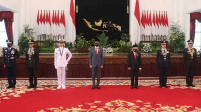 VIVA Militer : Presiden Joko Widodo Memberikan Adhi Makayasa kepada TNI-Polri