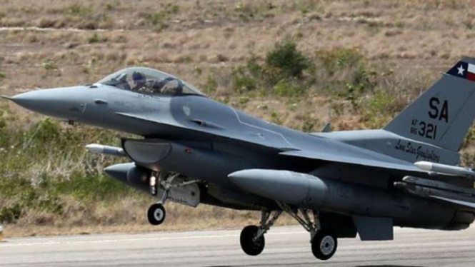 VIVA Militer: Viper F-16 milik militer Amerika.