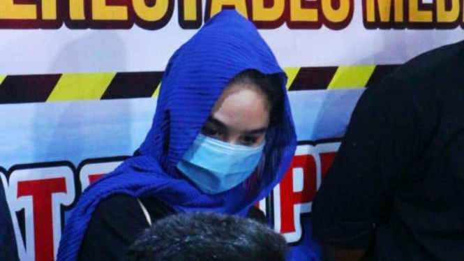 Hana Hanifah, artis FTV yang ditahan oleh polisi karena terlibat dalam praktik prostitusi, dalam konferensi pers bersama polisi di Kota Medan, Sumatera Utara, Selasa malam, 14 Juli 2020.