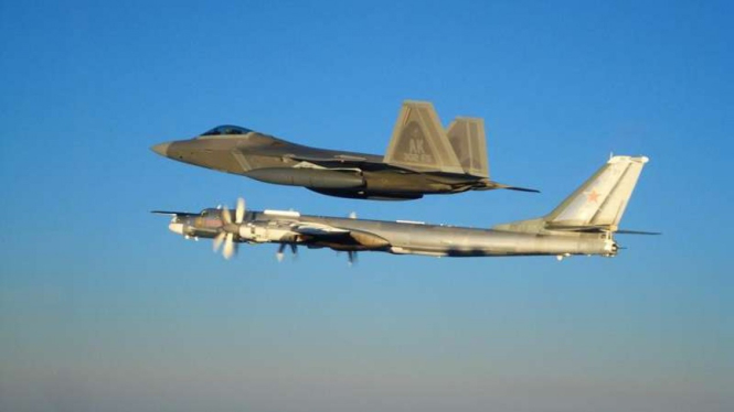 VIVA Militer: Pesawat pembom Rusia, Tupolev Tu-95, dihadang jet tempur Amerika