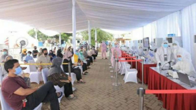 Warga mengikuti rapid test gratis di halaman Masjid Ar Rayyan, Tangerang.