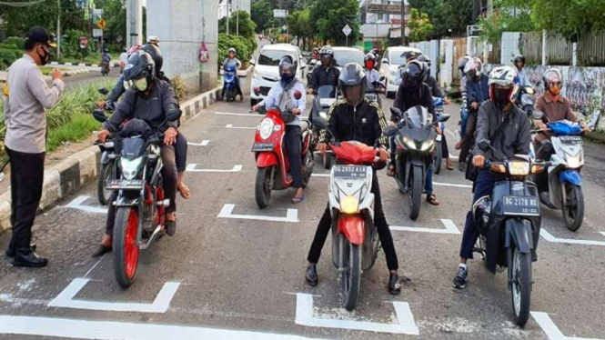 Persimpangan di Palembang menerapkan physical distancing ala MotoGP