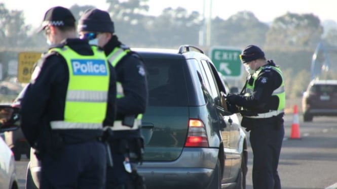 Polisi mulai melakukan penerapan aturan pembatasan sosial di seputar Melbourne saat wilayah ini memasuki lockdown untuk kedua kalinya.