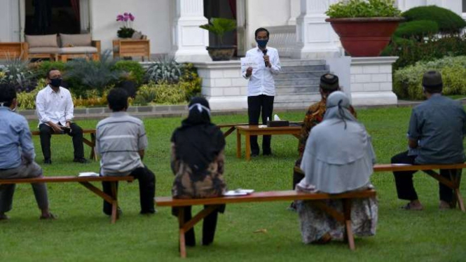 Presiden Joko Widodo (ketiga kanan) menyampaikan pengarahan disaksikan Mensesneg Pratikno (kedua kiri) saat penyerahan bantuan modal kerja di halaman tengah Istana Merdeka, Jakarta, Senin (13/7/2020). 