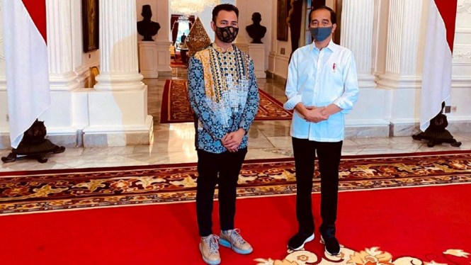 Pose Raffi Ahmad bersama Presiden Joko Widodo di Istana Negara