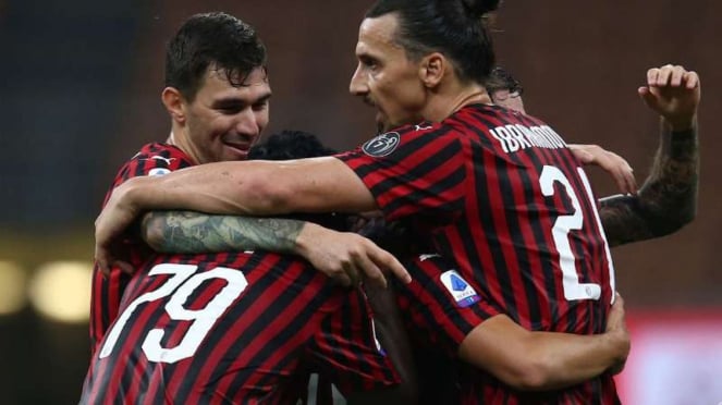 Bomber AC Milan, Zlatan Ibrahimovic rayakan gol bersama rekan-rekannya.